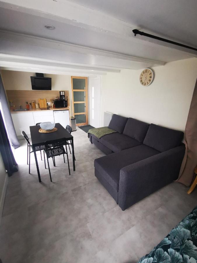 Logement Chaleureux Avec Parking Gratuit Oyre Exterior photo